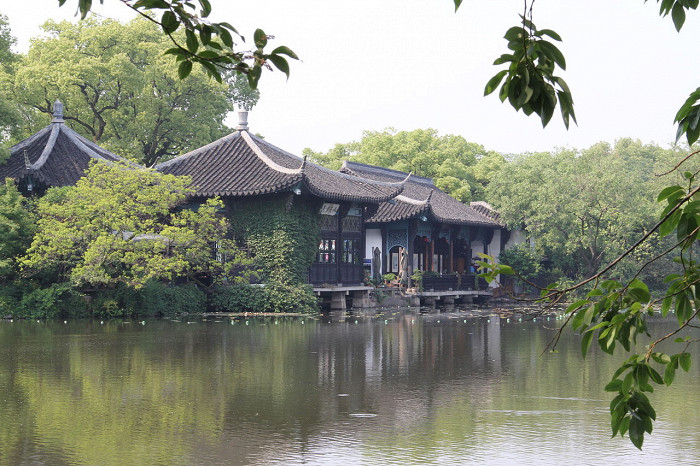 Храм на берегу озера Сиху, Китай