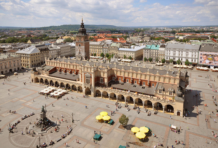 Рыночная площадь Кракова, Суконные ряды и памятник Адаму Мицкевичу