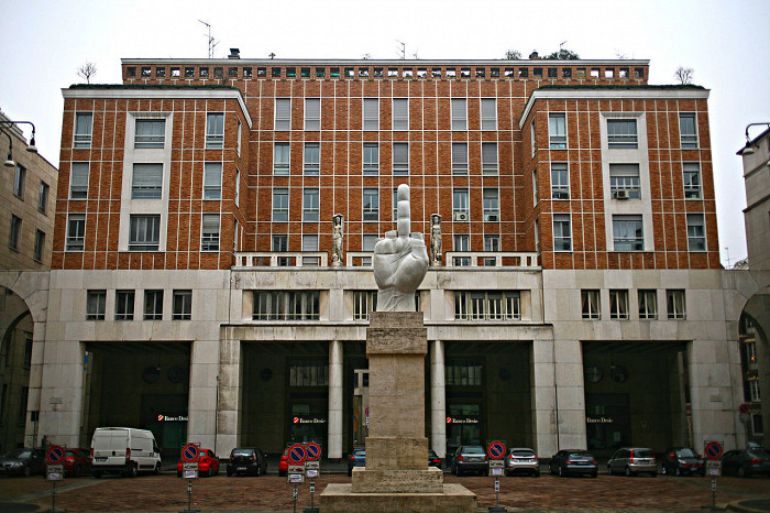 Памятник Среднему пальцу, Милан
