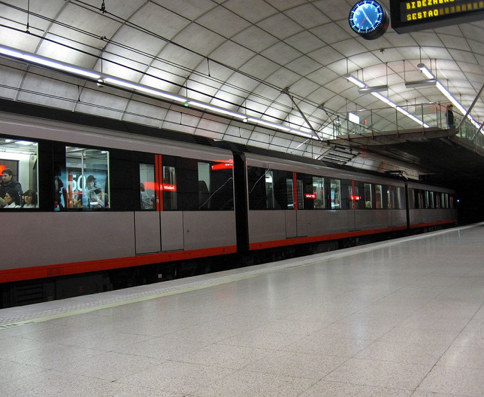Платформа станции метро, Бильбао