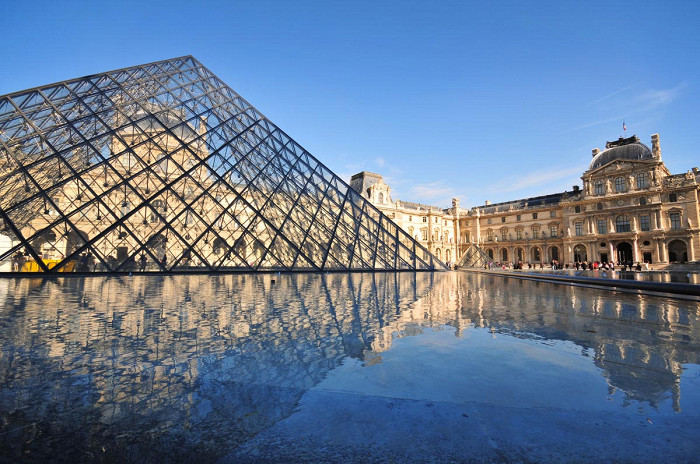 Стеклянная пирамида у Лувра, Париж