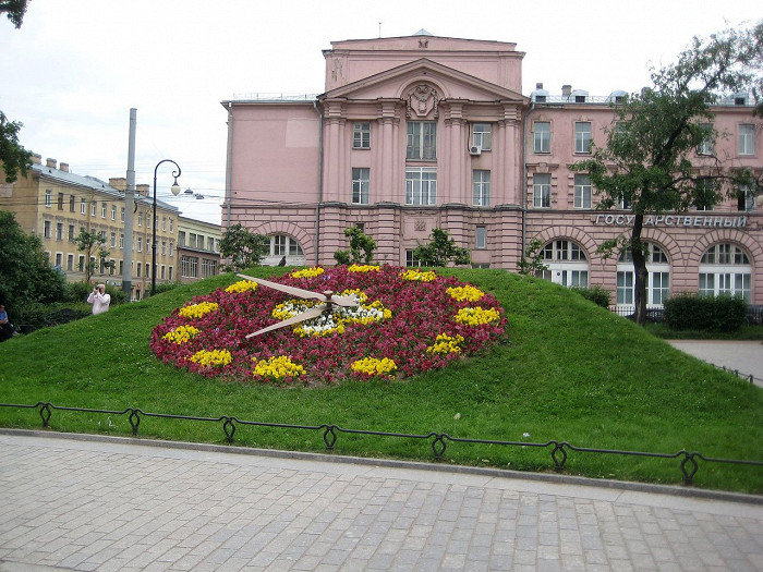 Швейцарская клумба-часы в Александровском парке