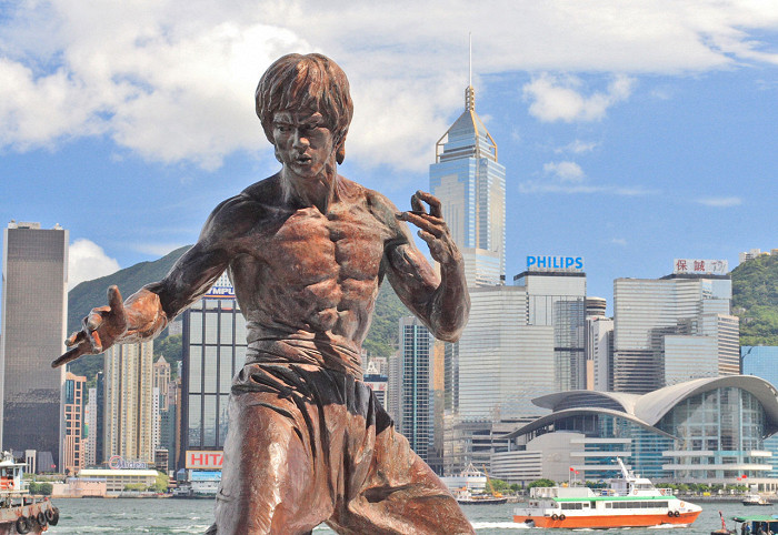 Авеню звёзд в Гонконге, статуя Брюса Ли