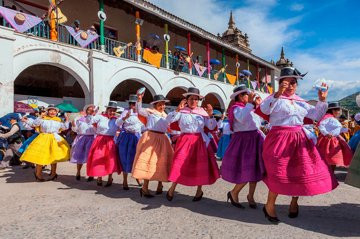 Перуанки танцуют на карнавале в Аякучо