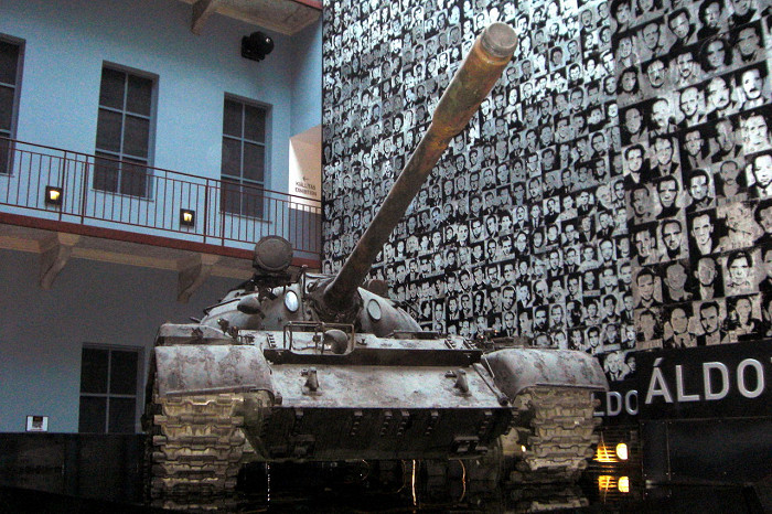 Музей террора в Будапеште, танк
