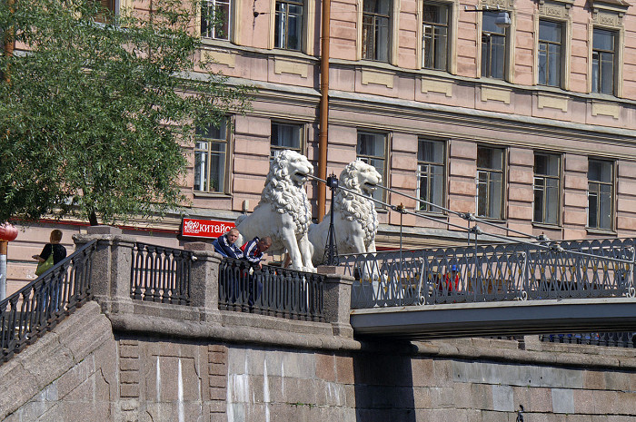 Львиный мост в городском пейзаже Санкт-Петербурга