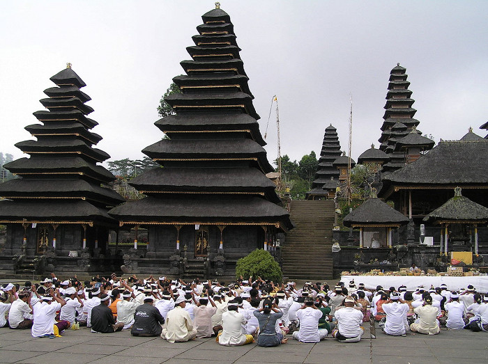 Молитва у храмов Пура-Бесаких, Индонезия