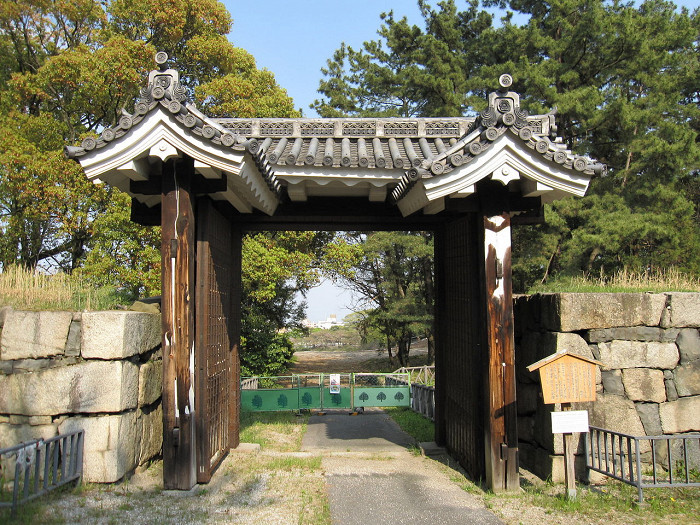 Замок Нагоя, ворота с черепичной крышей