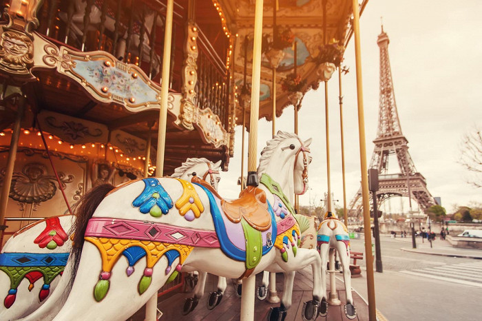 Детская карусель неподалёку от Эйфелевой башни, Париж