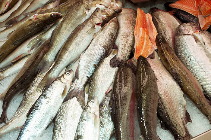 Свежайшая рыба на прилавке рынка Хельсинки