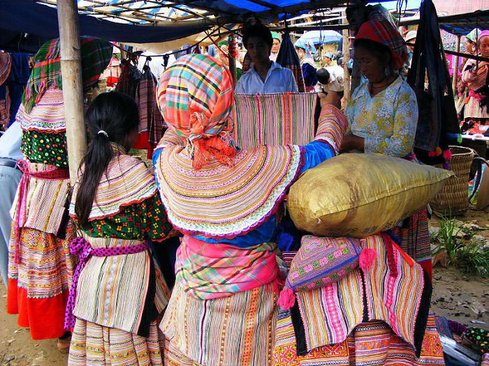 Торговля тканью в городе Сапа