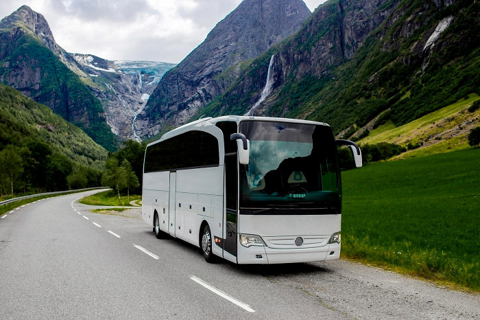 Туристический автобус в горах