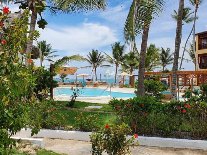 закрывают номера на пляже