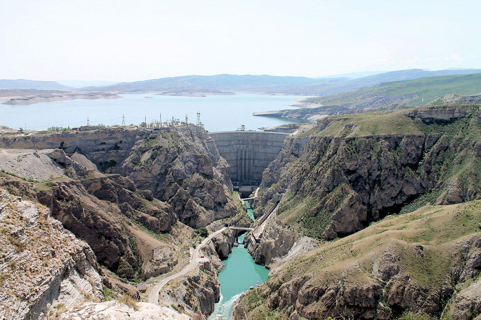 Панорама Чиркейского ущелья, водохранилища и ГЭС