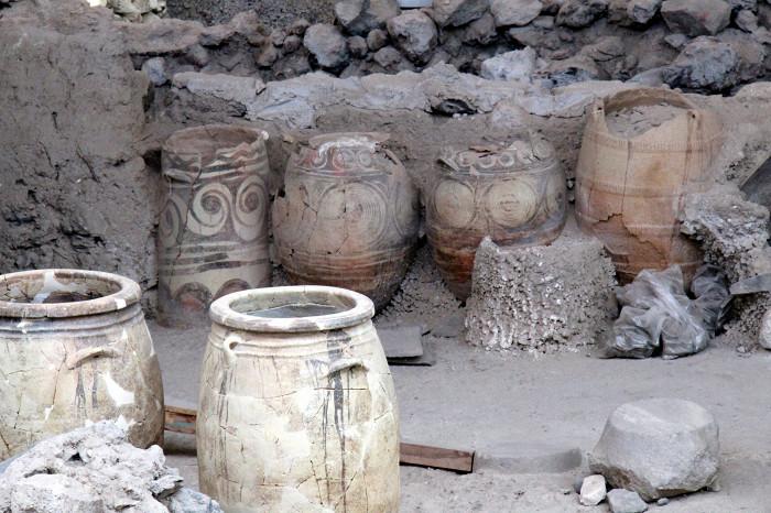 Акротири, глиняная посуда на месте раскопок