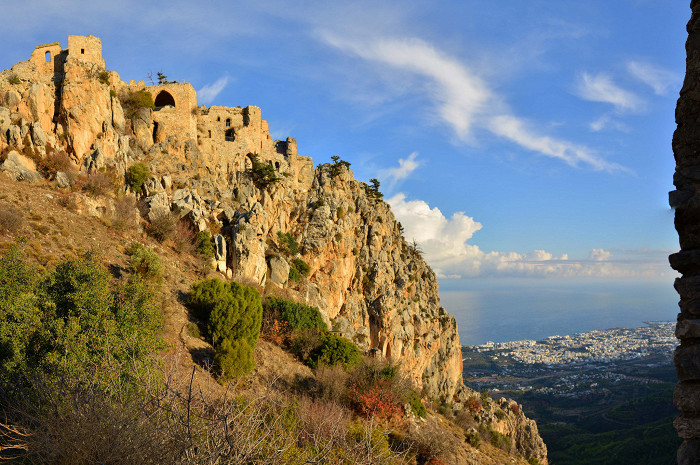 Вид на замок Святого Иллариона, Северный Кипр