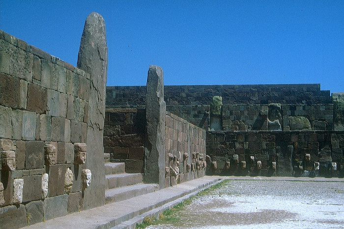 Тиуанако, Храм каменных голов