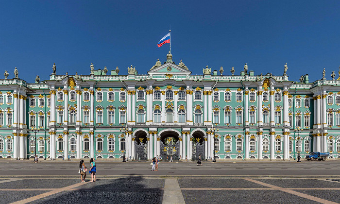 Дворцовая площадь в Петербурге, центральная часть южного фасада Зимнего дворца