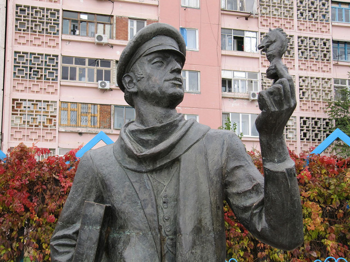 Памятник Остапу Бендеру в Элисте, фрагмент
