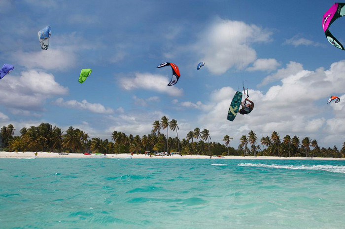 Кайтсерфинг - популярный вид спорта на Доминикане