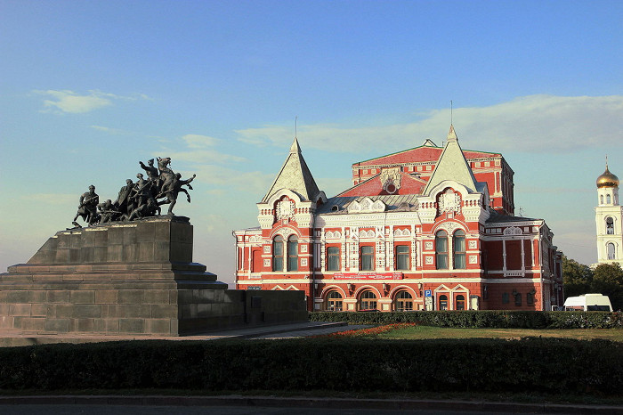 Памятник Чапаеву и городской театр в Самаре