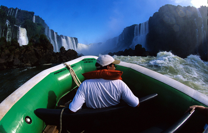 Турист в окружении водопадов Игуасу