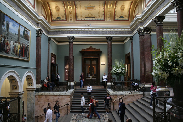 Национальная галерея в Лондоне, холл и лестница