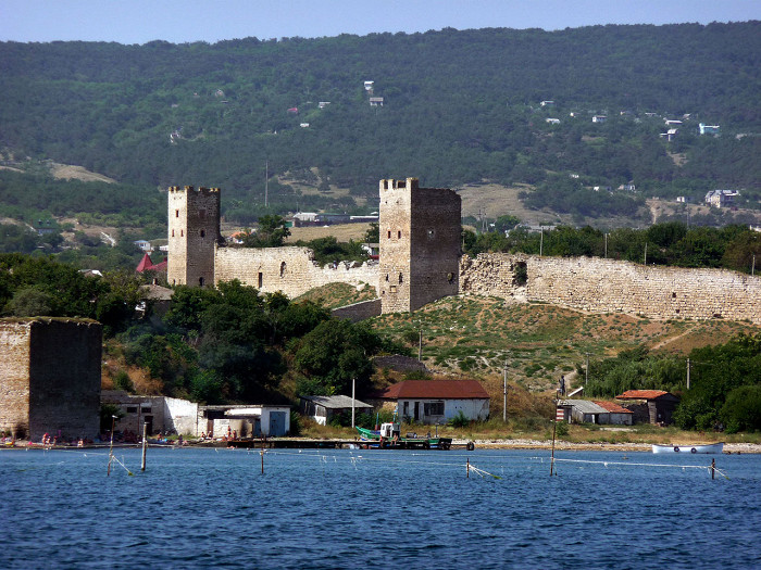 Генуэзскaя крепость, вид с Феодосийской бухты