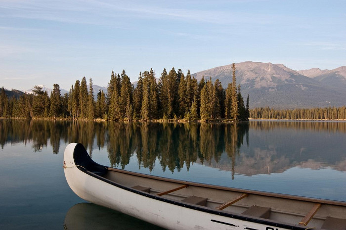 Озеро Бовэр в национальном парке Джаспер, Канада
