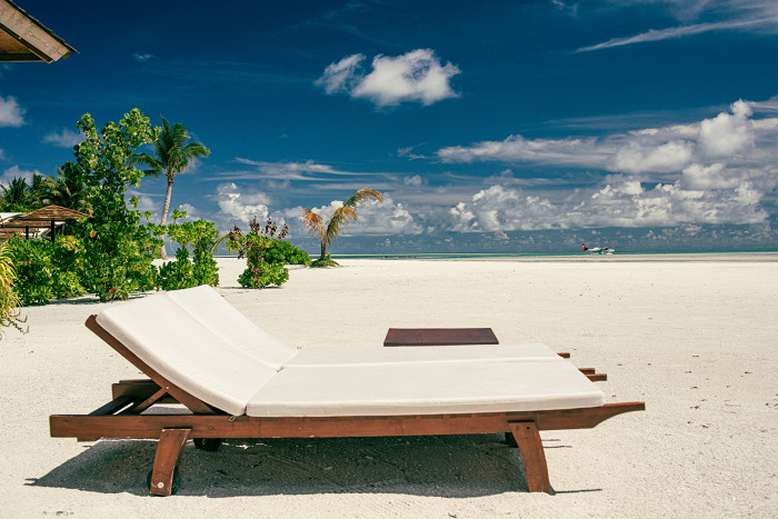 Синее небо, шезлонги, Мальдивы