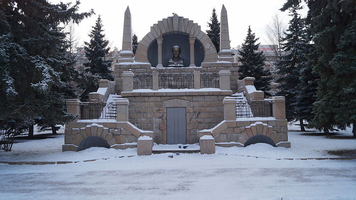Памятник-мавзолей Ленину на Алом поле
