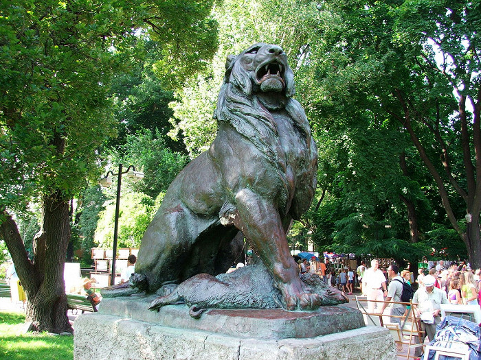 Дерибасовская, скульптура льва