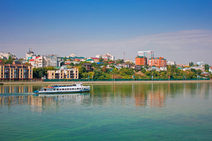 Теплоход идет по реке в Воронеже