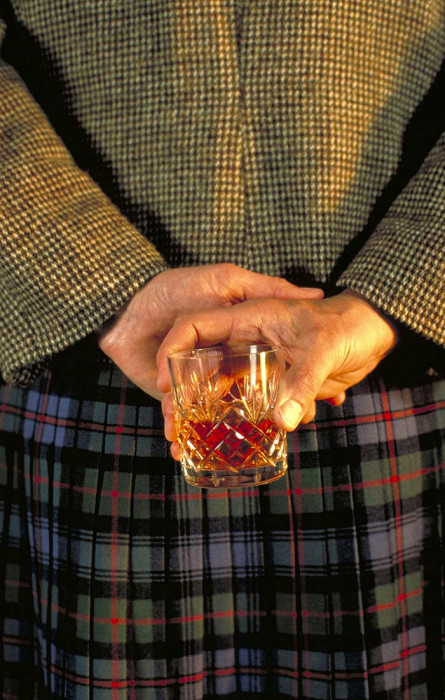 Шотландец с бокалом виски за спиной, Шотландия, Великобритания