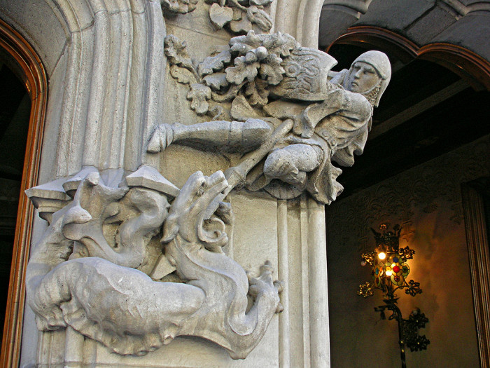 Дом Амалье, скульптура сражающегося с драконом святого Георгия у входа
