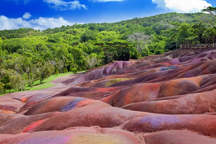 Главная достопримечательность Маврикия — разноцветный песок