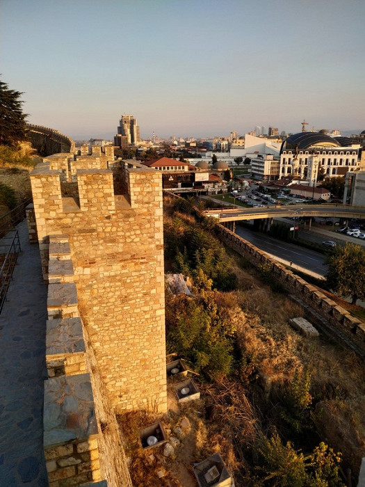 Крепостная стена и город