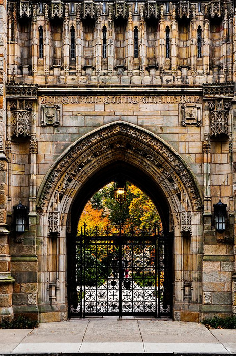Йельский университет, мемориальные ворота