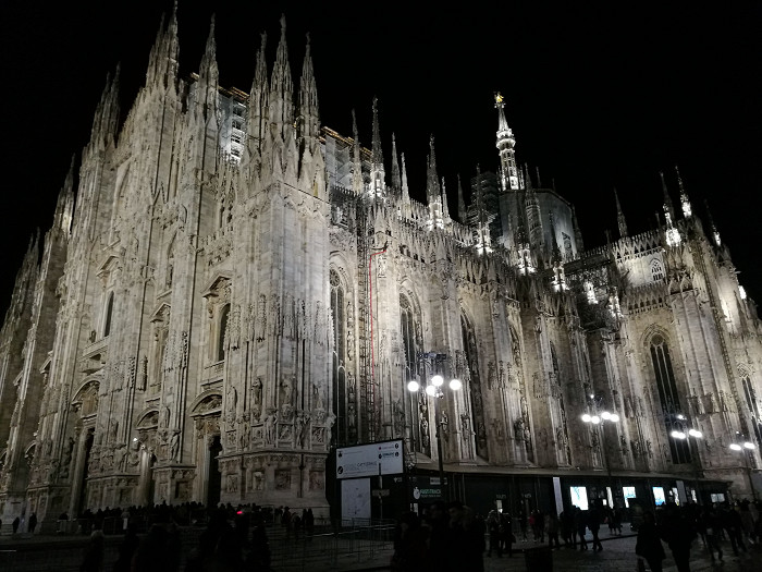 Ночной вид Миланского собора Дуомо