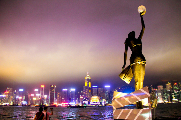 Аллея звезд в Гонконге, увеличенная копия статуэтки Гонконгской кинопремии