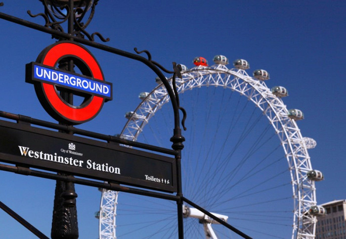 Виды Лондона — вход в метро и Лондонский Глаз