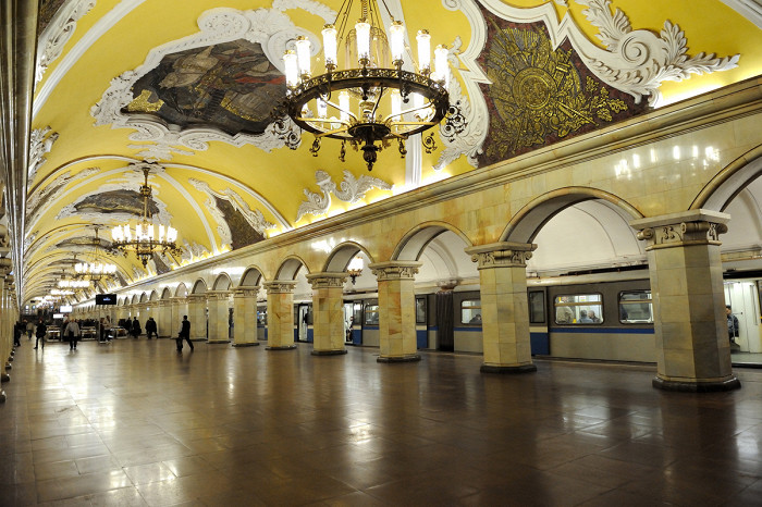 Станция метро Комсомольская