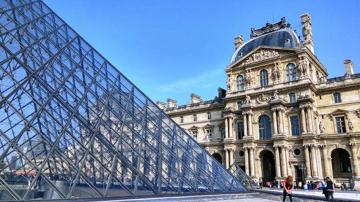 Вид на Стеклянную пирамиду Лувра во дворе Наполеона в Париже