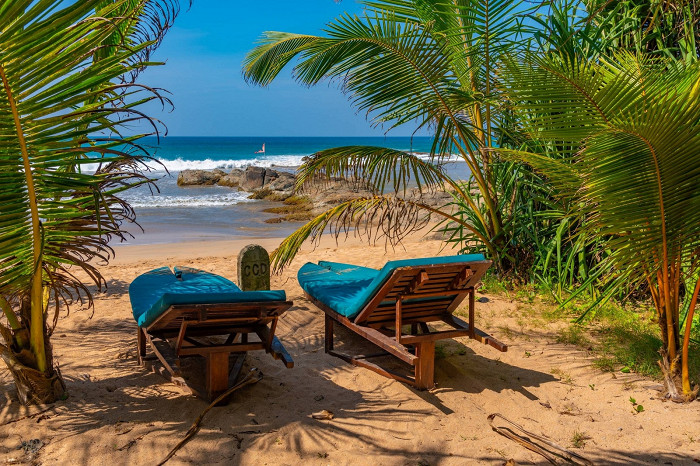 Шезлонги на пляже Бентота, Шри-Ланка.