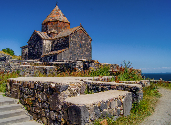 Вид на сурб Аракелоц, монастырь Севанаванк