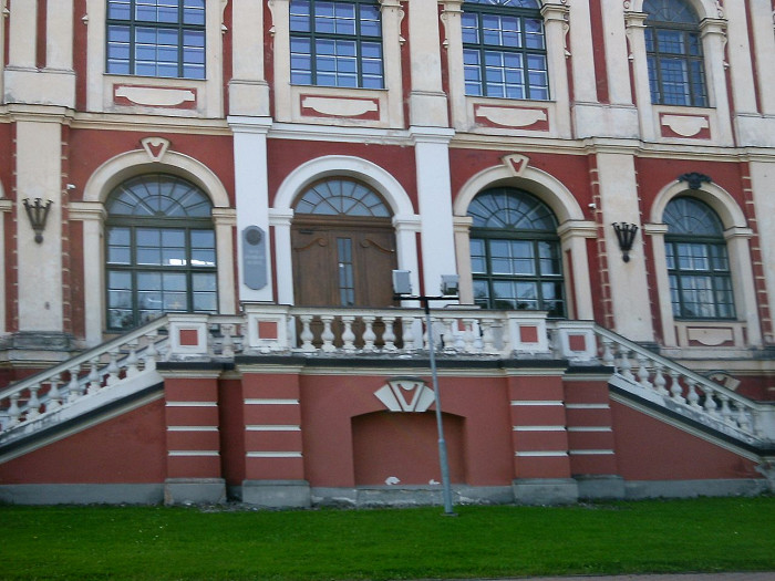 Митавский дворец, лестница и фасад
