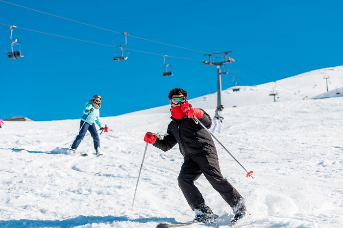 Люди катаются на горных лыжах в Ливане