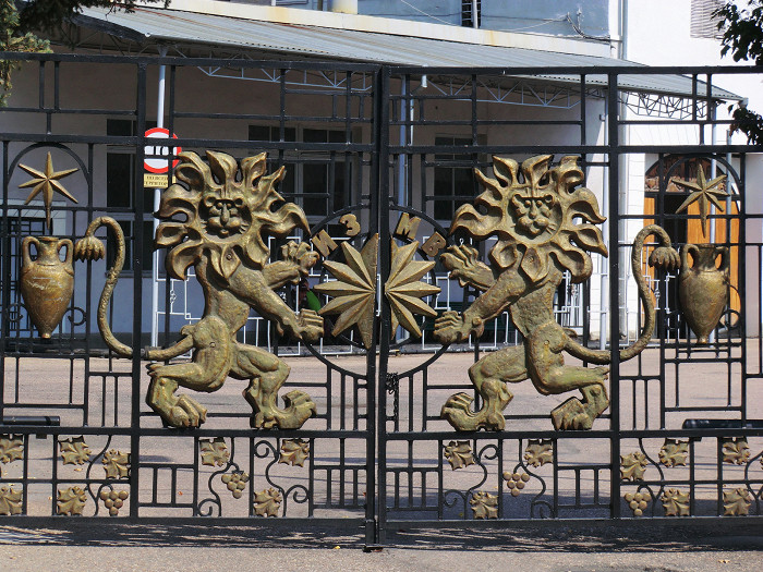 Ворота Инкерманского завода марочных вин