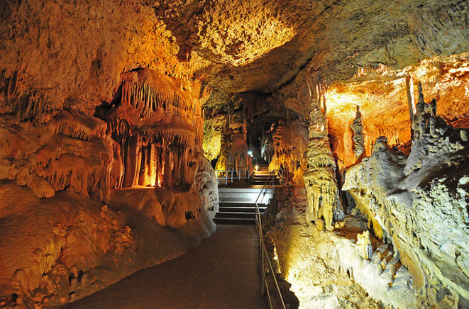 Внутри мраморной пещеры