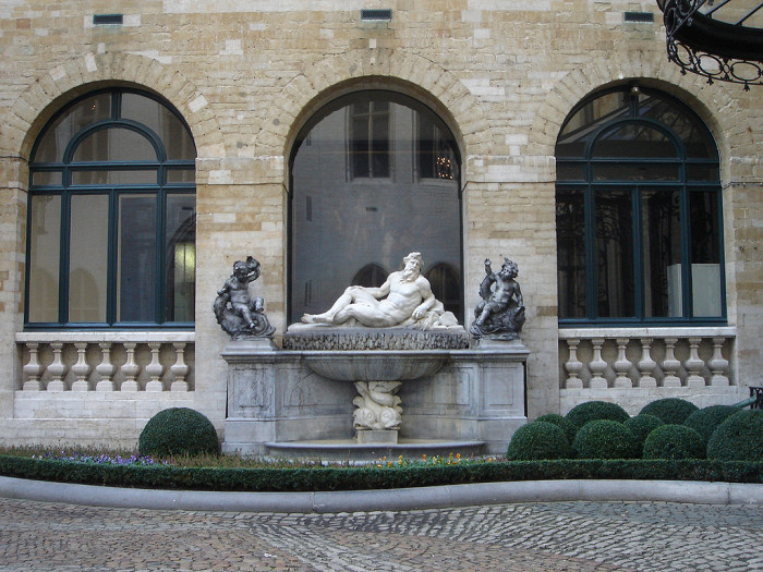 Скульптура на Гранд-Плас, Брюссель